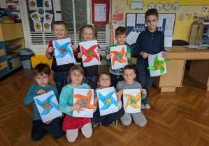 Dzieci z grupy VI prezentują wykonane przez siebie wiatraczki z papieru